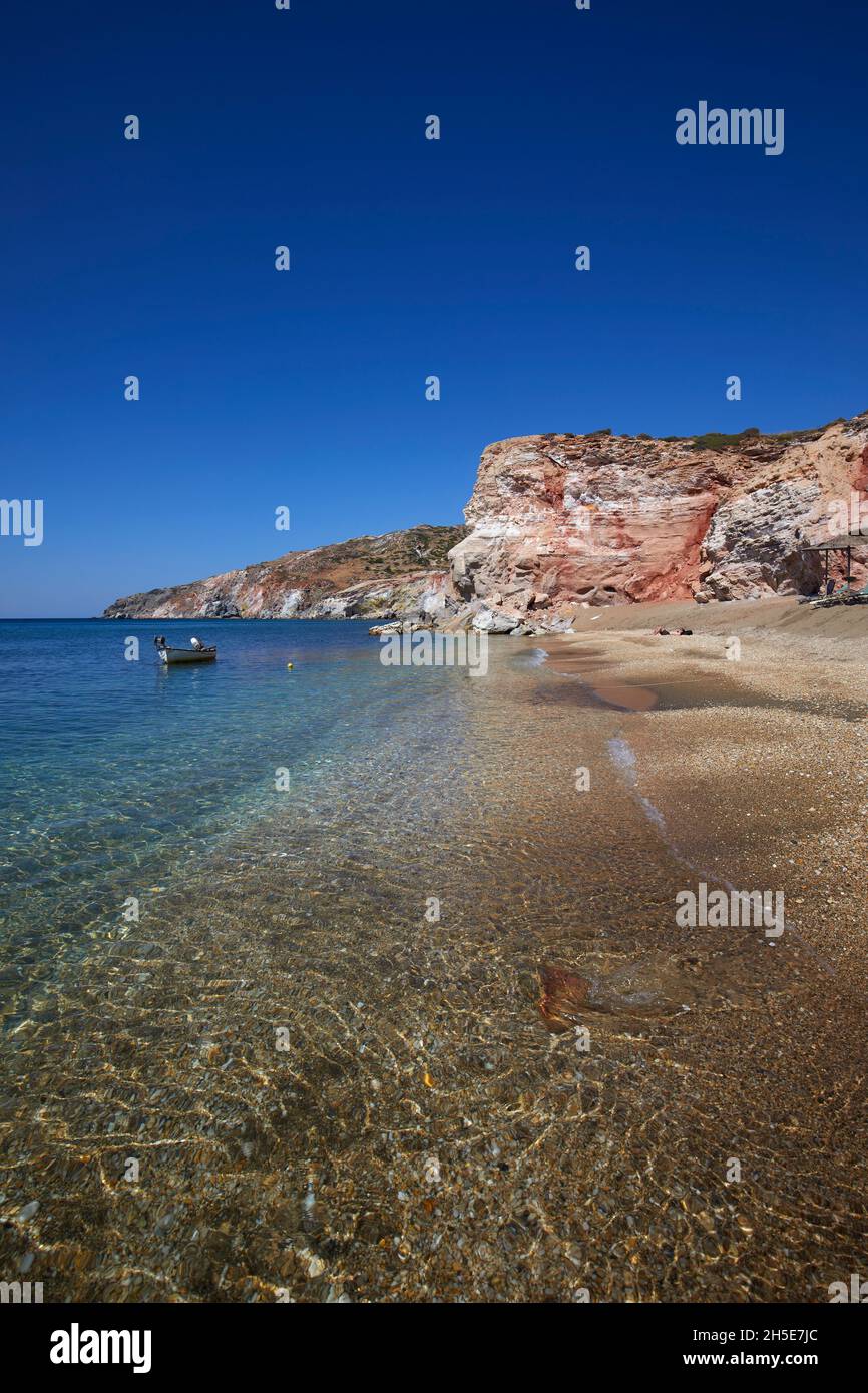 Vista sulla spiaggia dorata di Paliochori, Milos, Grecia Foto Stock
