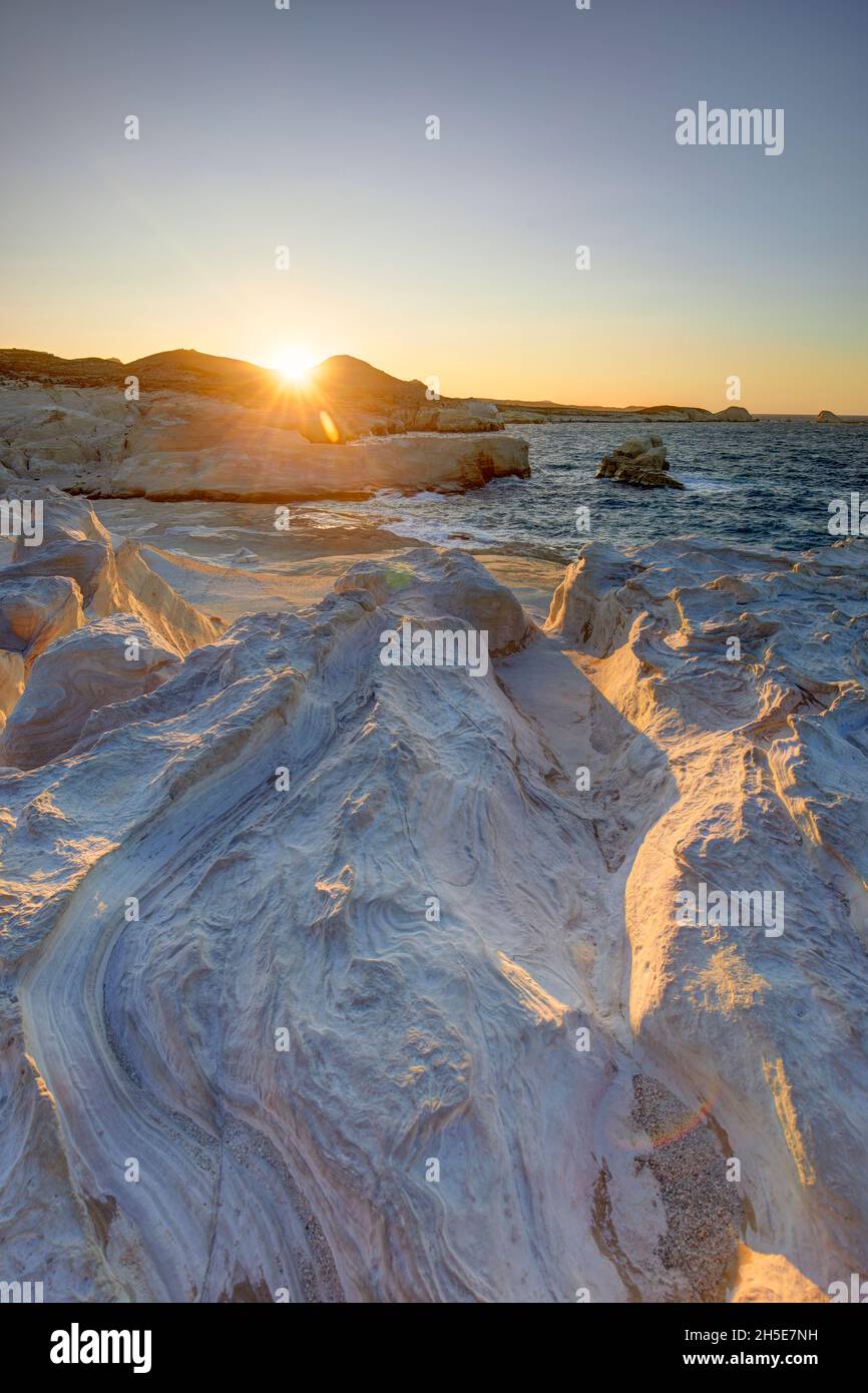 Le bianche scogliere di Sarakiniko Beach al tramonto, Milos, Grecia Foto Stock