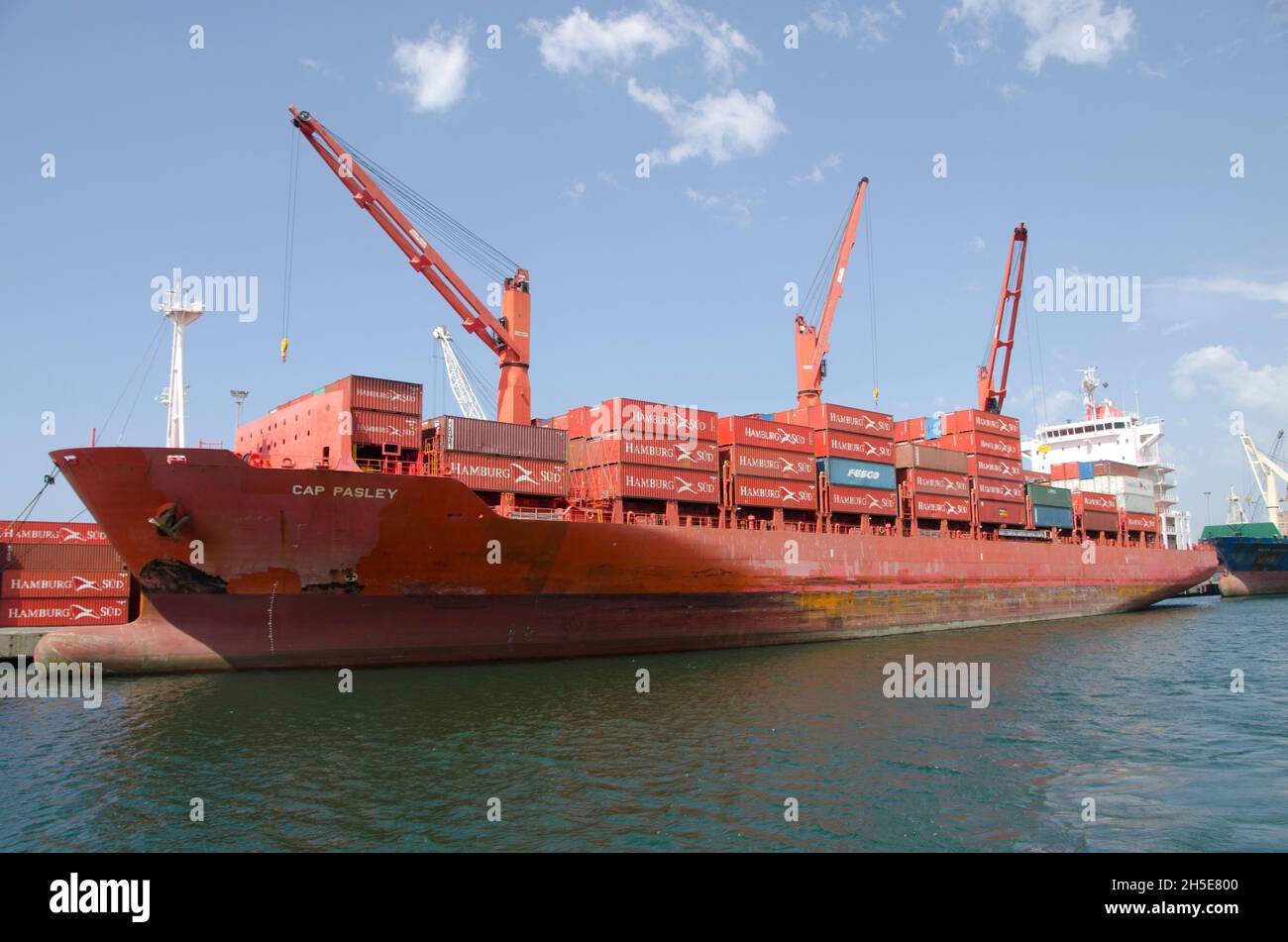 Nave container ormeggiata in attesa di lasciare il porto per tornare alla sua destinazione originaria con container già svuotati Foto Stock