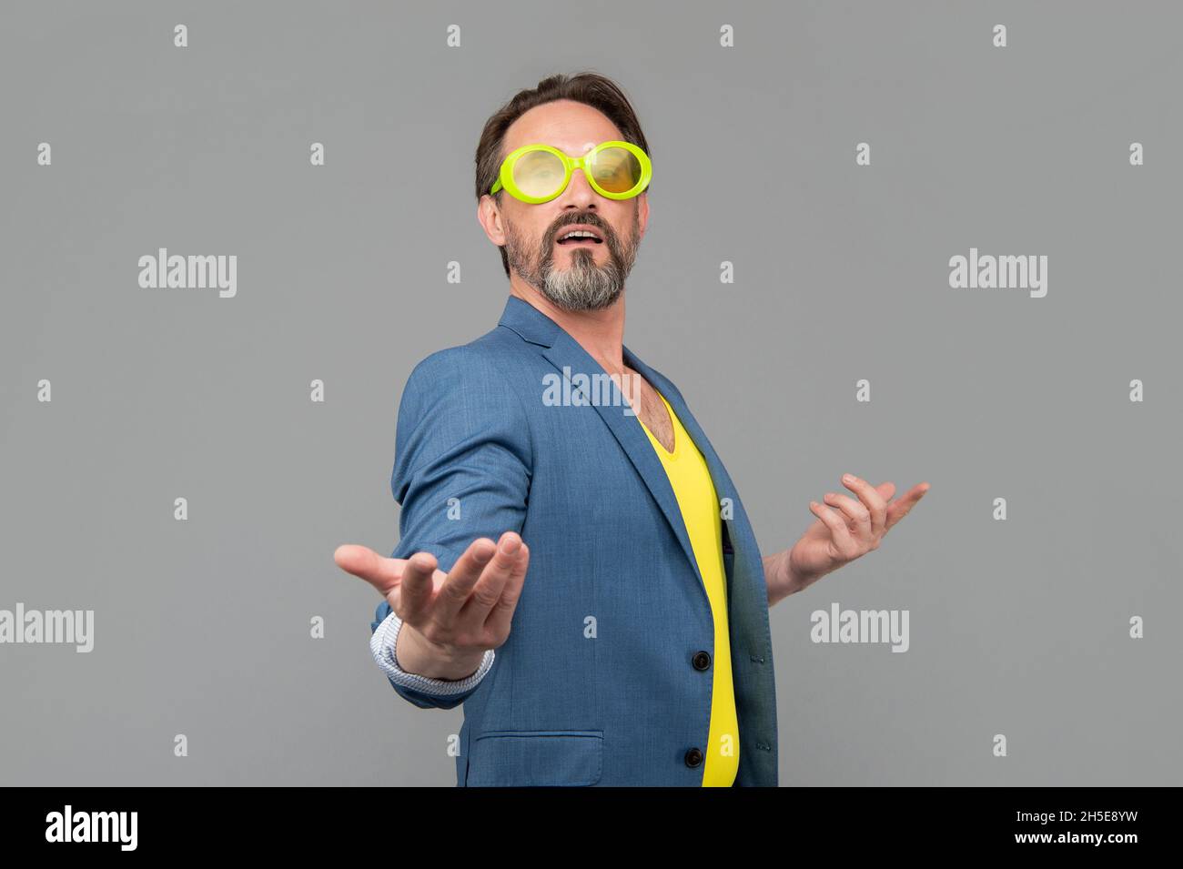 Im il meglio. Divertente sfondo grigio vecchio uomo. Uomo pazzo indossare occhiali da festa. Greybeard freddo. Umorismo Foto Stock