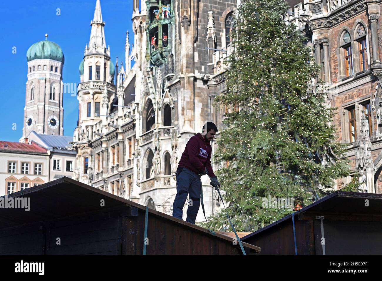 I lavoratori hanno allestito gli stand, allestito il mercato di Natale a Marienplatz a Monaco il 9 novembre 2021. Foto Stock