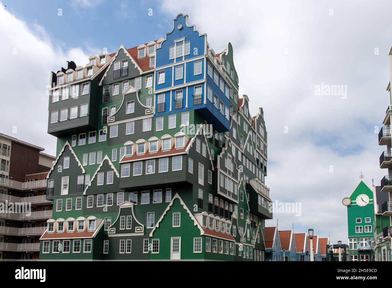 Zaandam, Paesi Bassi-Giugno 2021; vista ad angolo basso della facciata di un hotel che sembra un edificio di case tradizionali dalla regione in cima Foto Stock