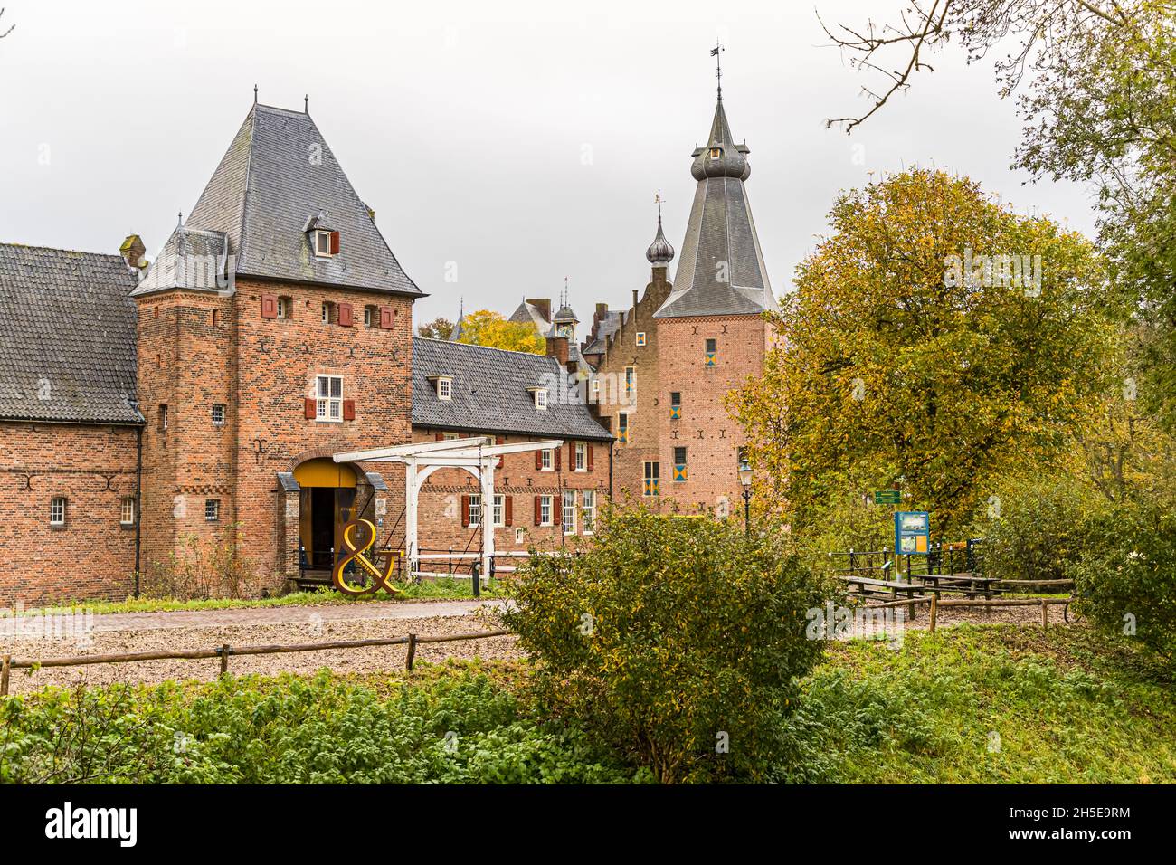 Il castello ormeggiato Doorwerth ospita tre musei. Doorwerth, Paesi Bassi Foto Stock