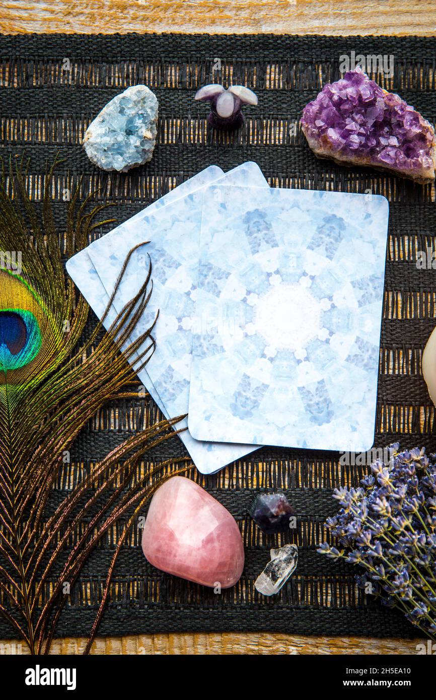 Mazzo con divinazione carte Angelo fatte in casa su tavola nera, circondato da cristalli di pietre semi preziose. Foto Stock