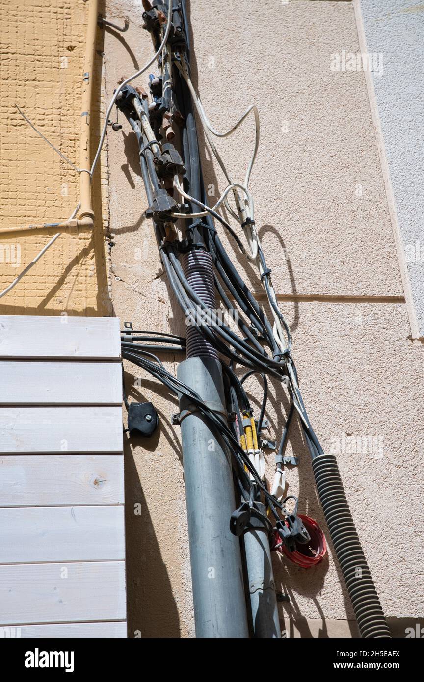 Installazione elettrica spagnola all'esterno di un edificio residenziale in città Foto Stock