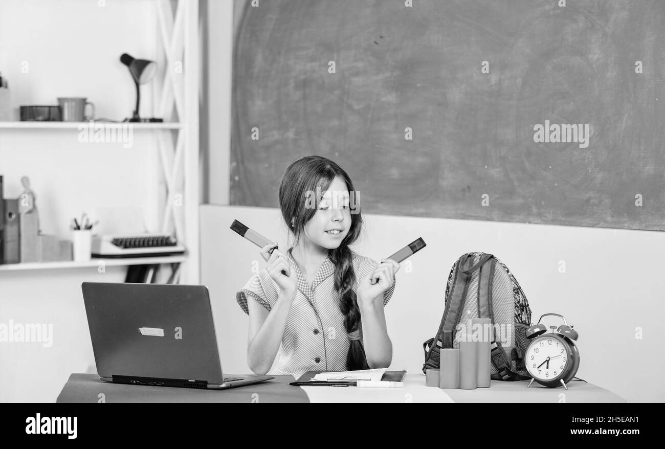 lezione di disegno. giornata della conoscenza. studio dell'infanzia online. pupilla di bambina con computer portatile. Disegnate la foto con il pennarello. Ragazza della scuola intelligente in classe. Torna a. Foto Stock