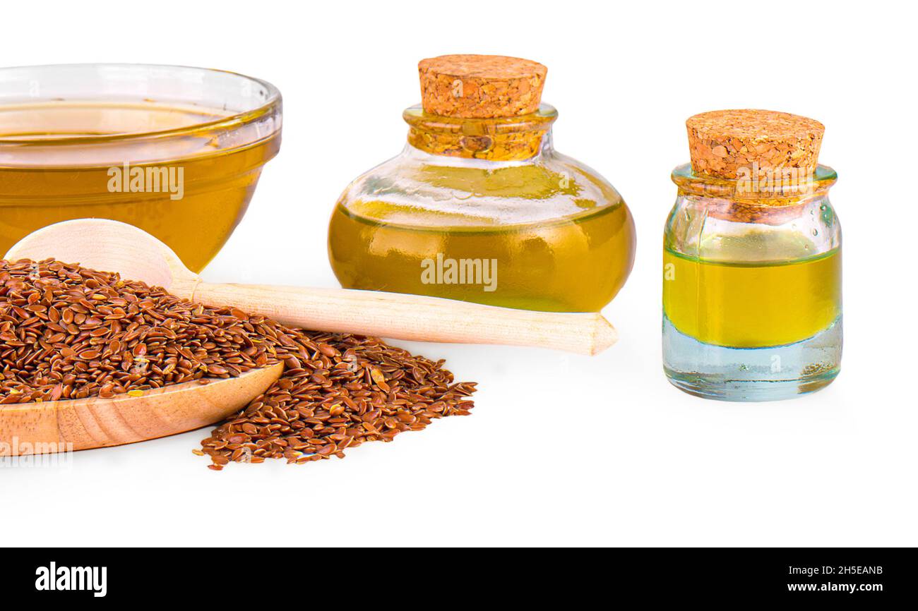 Olio di semi di lino e ciotola di semi di lino su sfondo bianco. Foto Stock