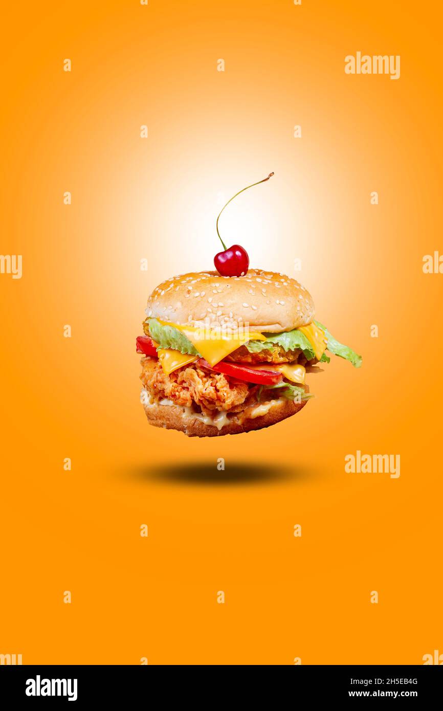 Burger King Whopper hamburger e bevanda fredda in un ristorante fast food  davanzalino Foto stock - Alamy