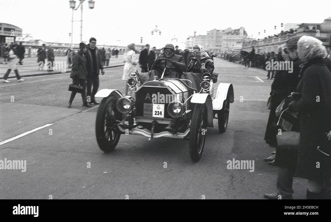 Anni '80, storico, un maschio in cappello e googles e una femmina che indossa un cappotto e un velo in un'auto veterana (no 234) al traguardo del famoso London to Brighton Veteran Car Run, Brighton, W. Sussex, Inghilterra, Regno Unito. Si tratta dell'evento motoristica più longevo del mondo, il primo appuntamento è stato nel 1896. Per poter partecipare, le auto devono essere state costruite prima del 1905. Foto Stock Anni '80, storico, un maschio in cappello e googles e una femmina che indossa un cappotto e un velo in un'auto veterana (no 234) al traguardo del famoso London to Brighton Veteran Car Run, Brighton, W. Sussex, Inghilterra, Regno Unito. Si tratta dell'evento motoristica più longevo del mondo, il primo appuntamento è stato nel 1896. Per poter partecipare, le auto devono essere state costruite prima del 1905. Foto Stock