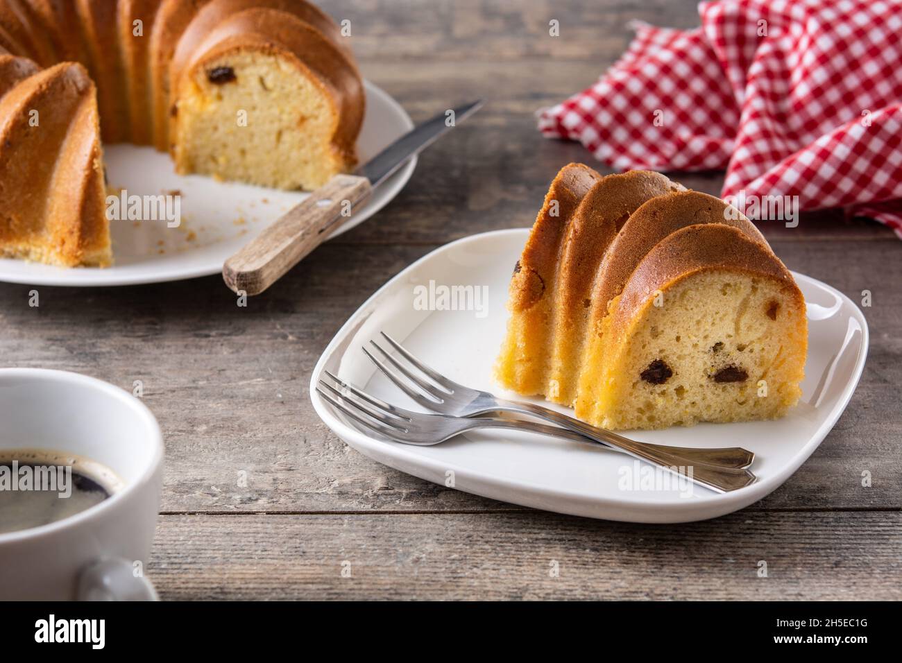 Torta tradizionale con uvetta su tavola di legno Foto Stock