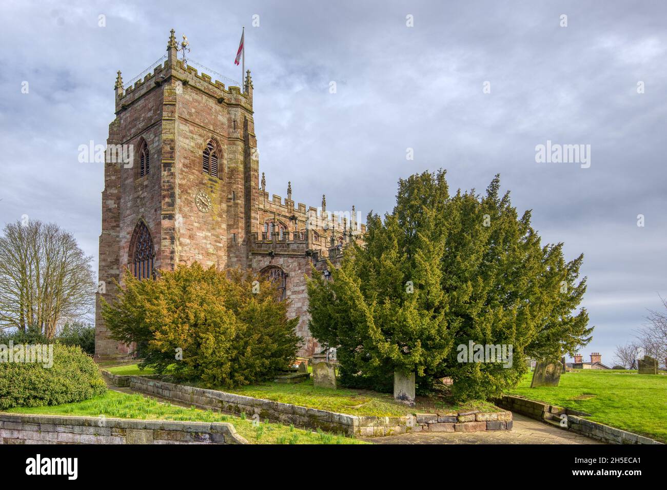 Una vista della Chiesa di San Oswald, uno dei principali punti di riferimento di Malpas, Cheshire. Foto Stock