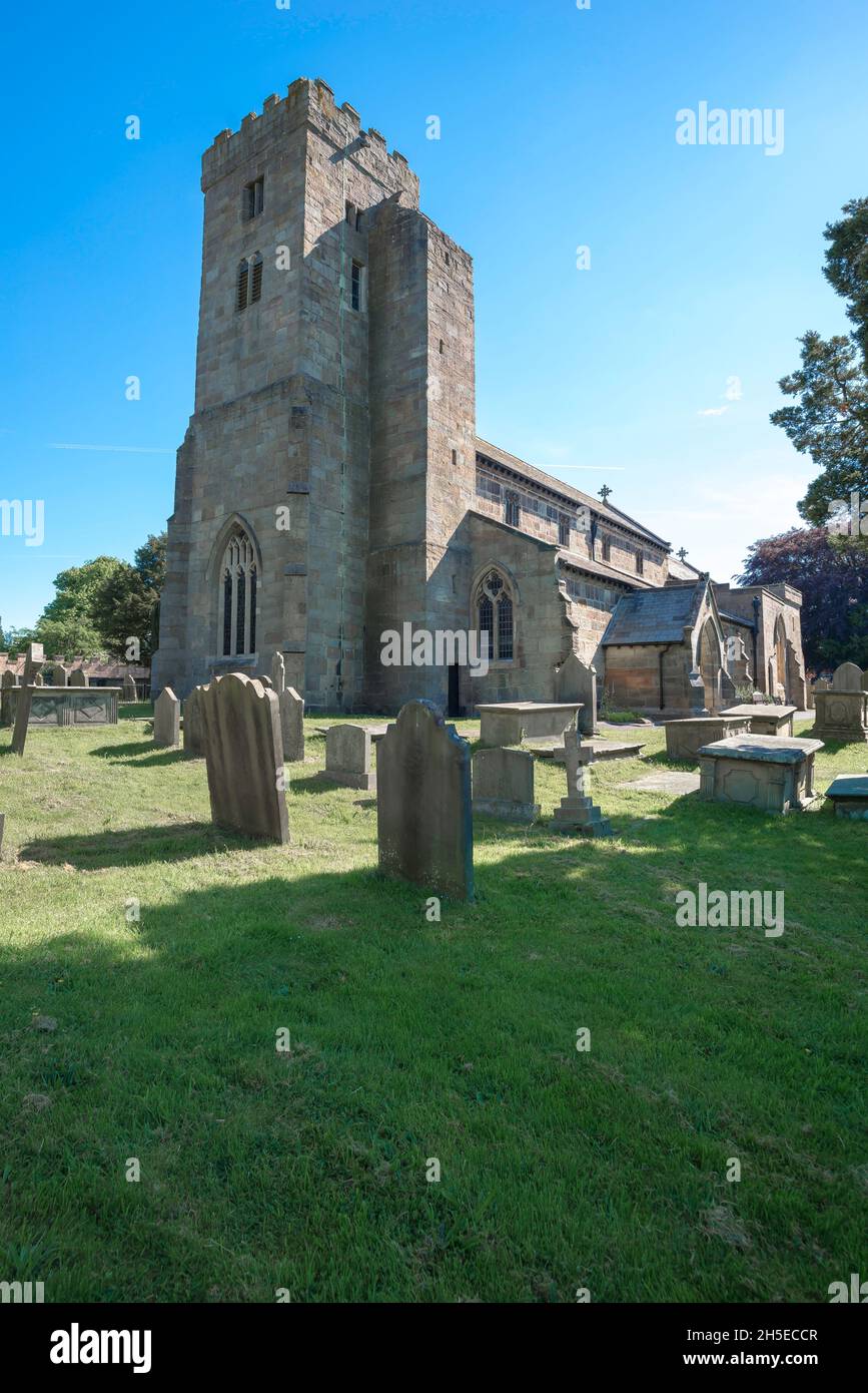 Chiesa torre Ripley, vista in estate della torre ovest di tutti i Santi Chiesa nel villaggio North Yorkshire di Ripley, Inghilterra, Regno Unito Foto Stock