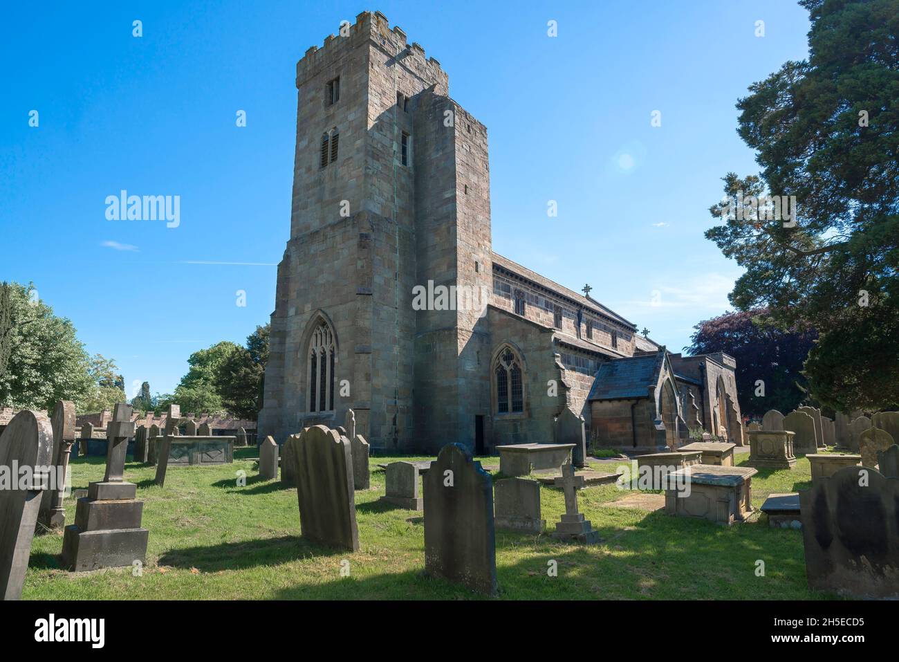Ripley chiesa, vista in estate di tutti i Santi Chiesa e il suo cimitero nel villaggio North Yorkshire di Ripley, Inghilterra, Regno Unito Foto Stock