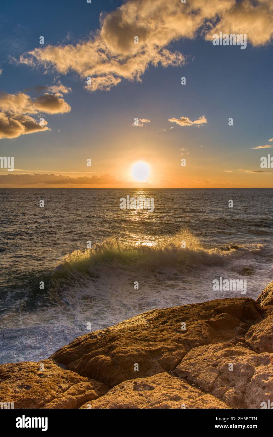 Vista al tramonto sul mare a Puerto de Mogan a Gran Canaria Foto Stock