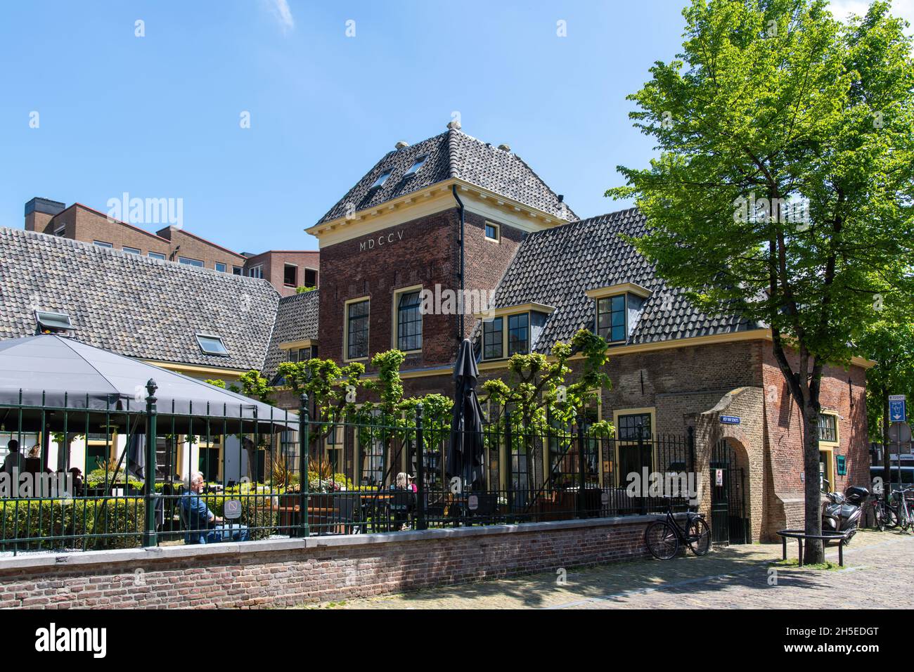 Alkmaar, Paesi Bassi-Giugno 2021: Vista ad angolo basso di Hof van Sonoy un ex monastero, casa e vecchi uomini e donne casa, ora un ristorante con garde Foto Stock