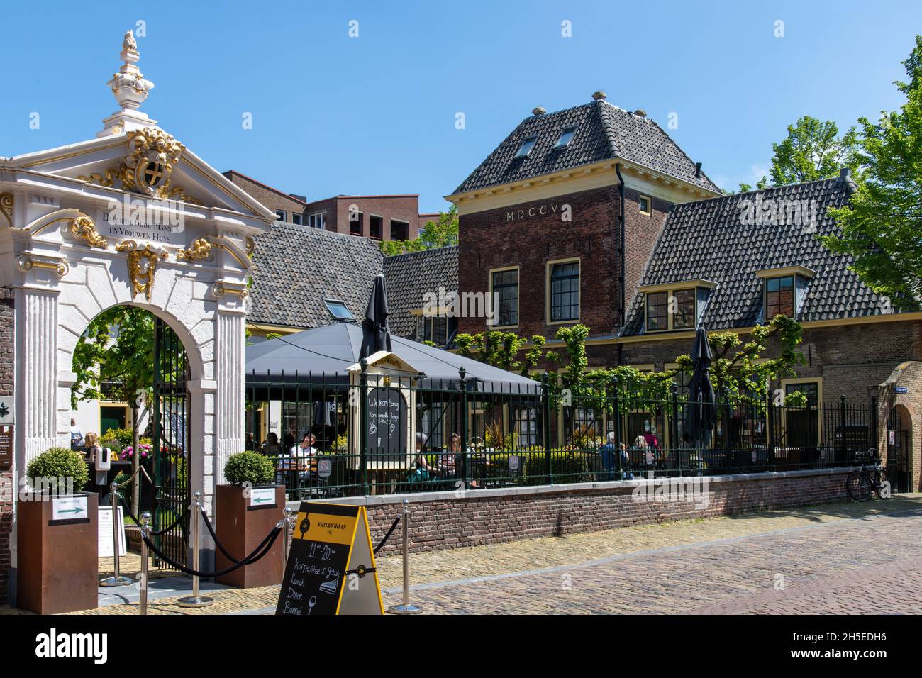 Alkmaar, Paesi Bassi-Giugno 2021: Vista ad angolo basso di Hof van Sonoy un ex monastero, casa e vecchi uomini e donne casa, ora un ristorante con garde Foto Stock