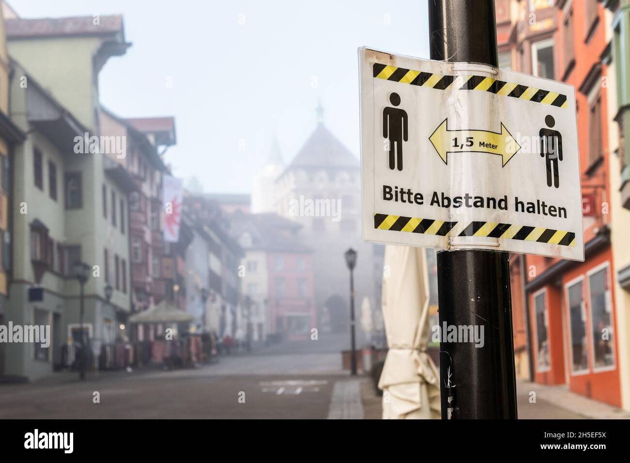 Rottweil, Germania. 9 novembre 2021. Nella zona pedonale è appeso un cartello con la scritta "si prega di mantenere la distanza". Nel distretto di Rottweil, l'incidenza di 7 giorni è aumentata significativamente al di sopra di 400. Credit: Silas Stein/dpa/Alamy Live News Foto Stock