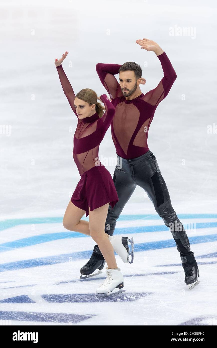 Gabriella Papadakis e Guillaume Cizeron dalla Francia eseguono la loro rhythm dance durante il giorno 1 del Gran Premio ISU di pattinaggio a figura - Gran Premio d' Foto Stock