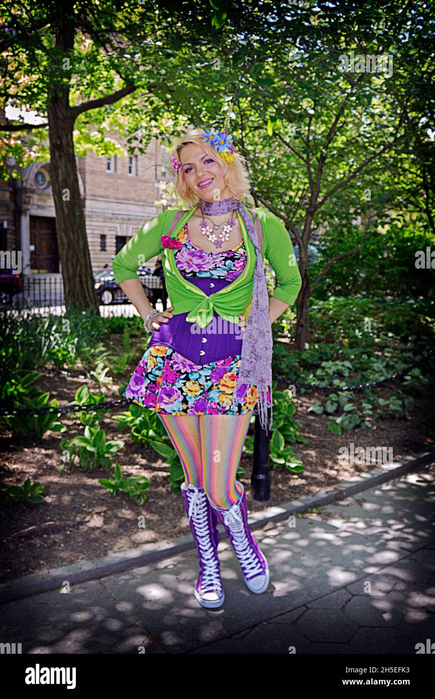 ritratto di una bella giovane donna in un colorato fuori e con uno stile personale unico. A Washington Square Park a Manhattan, New York City. Foto Stock