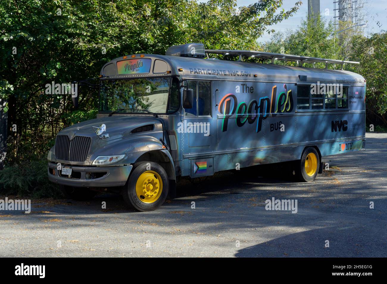 Il People's Bus, un veicolo utilizzato per trasportare i cittadini di New York City per ottenere l'aiuto del governo per questioni dalla carenza di cibo al voto. Queens, New York Foto Stock