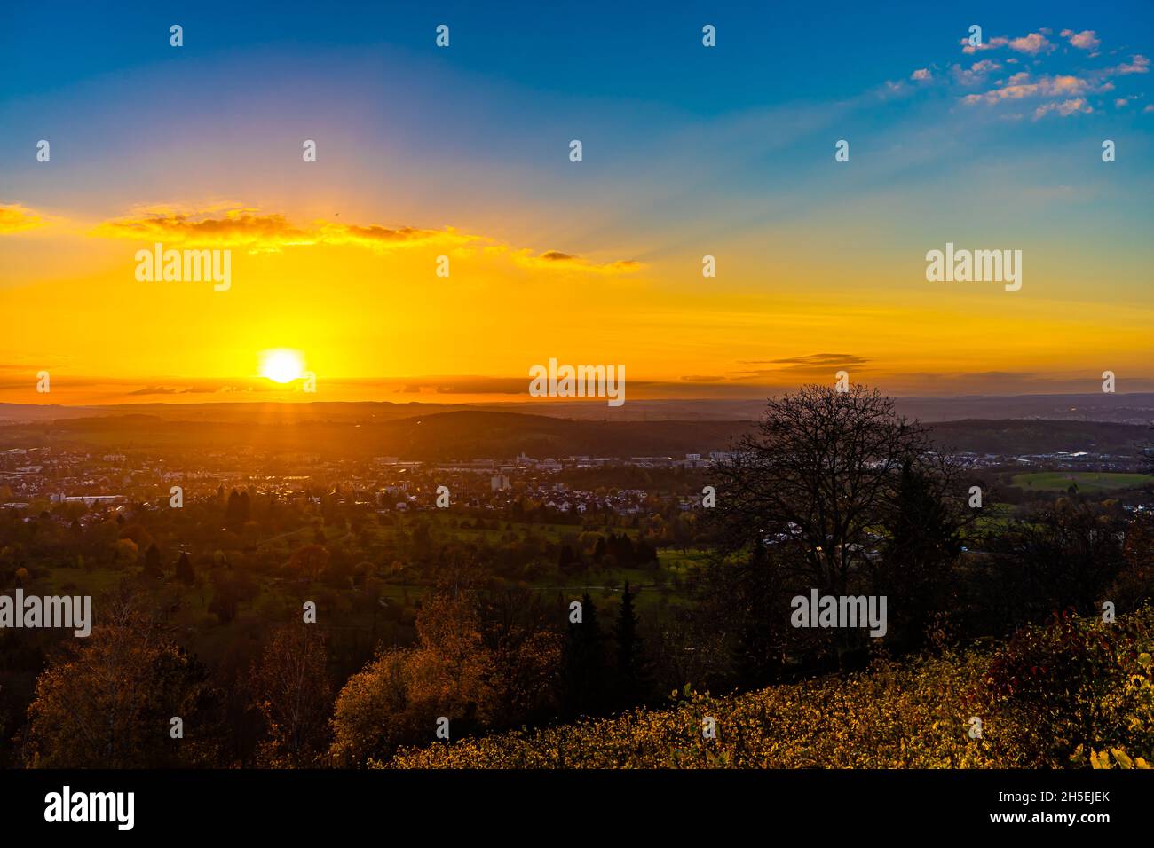Tramonto su Metzingen in autunno con cieli blu e colori luminosi Foto Stock