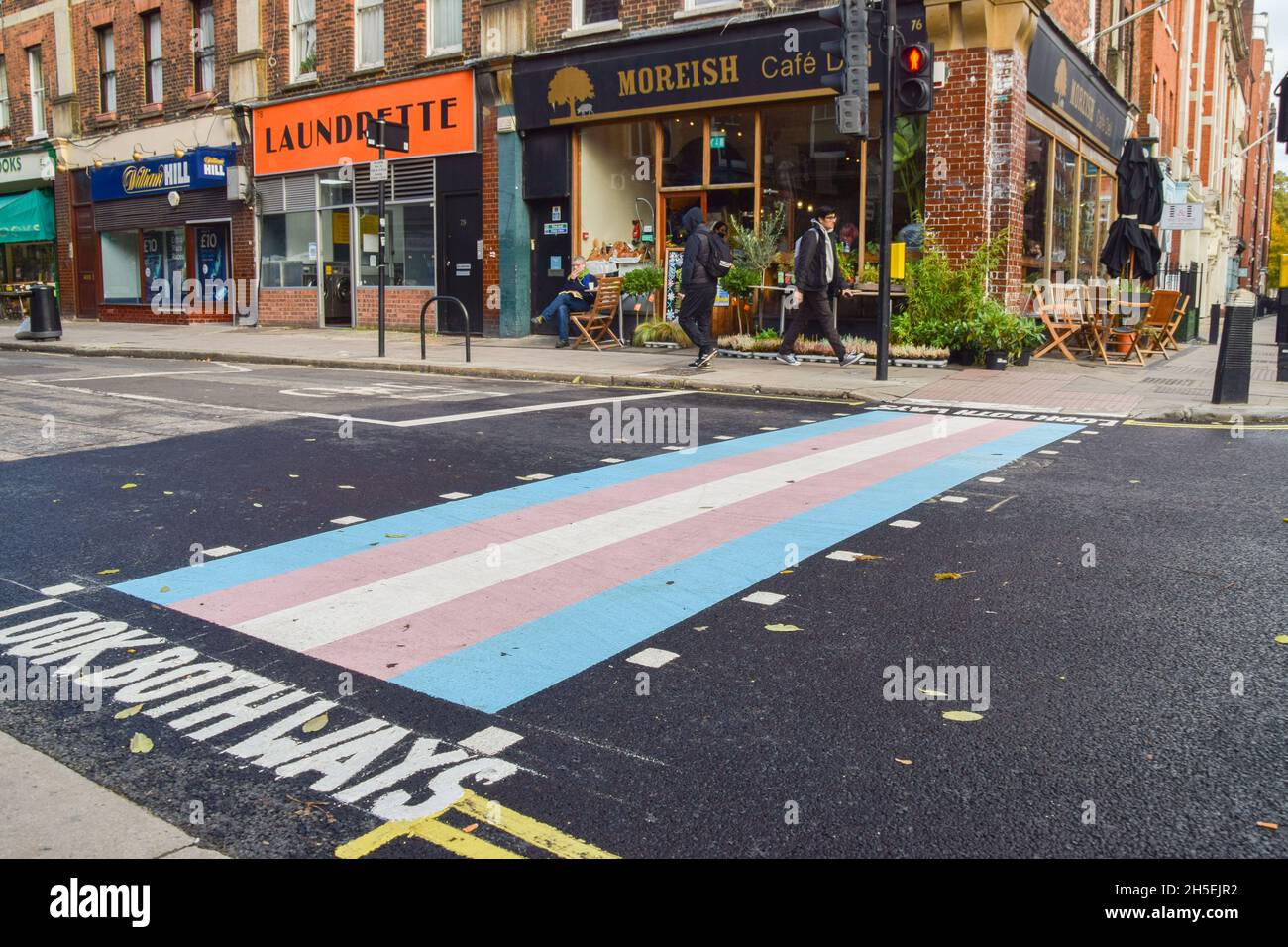 Quattro nuovi incroci con colori della bandiera trans sono stati svelati su Marchmont Street e Tavistock Place a Bloomsbury, a sostegno della comunità trans. Londra, Regno Unito. 9 novembre 2021. Foto Stock