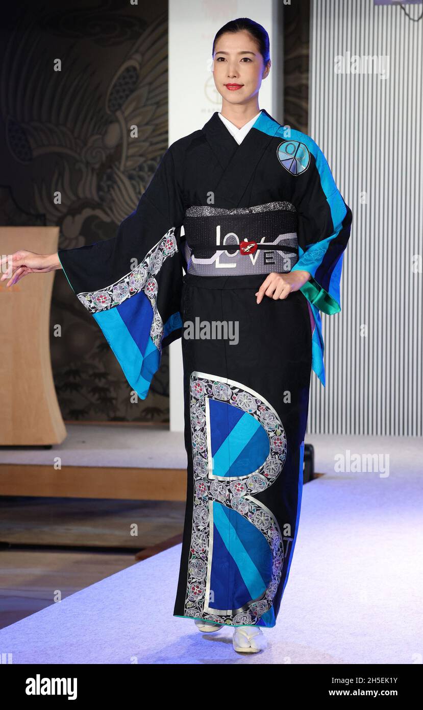 Tokyo, Giappone. 9 Nov 2021. Un modello mostra il kimono alla prima  cerimonia di premiazione 'Kimonoist' per la promozione degli abiti  tradizionali giapponesi a Tokyo martedì 9 novembre 2021. Credit: Yoshio  Tsunoda/AFLO/Alamy