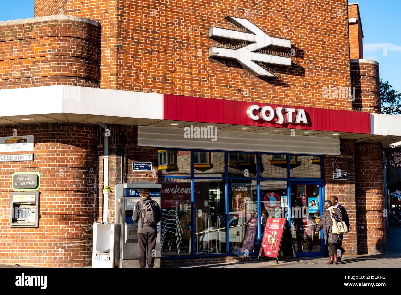 Kingston upon Thames Londra Inghilterra UK 5 novembre 2021, Costa Coffee Shop nella stazione ferroviaria di Kingston con gente che cammina sul marciapiede Foto Stock