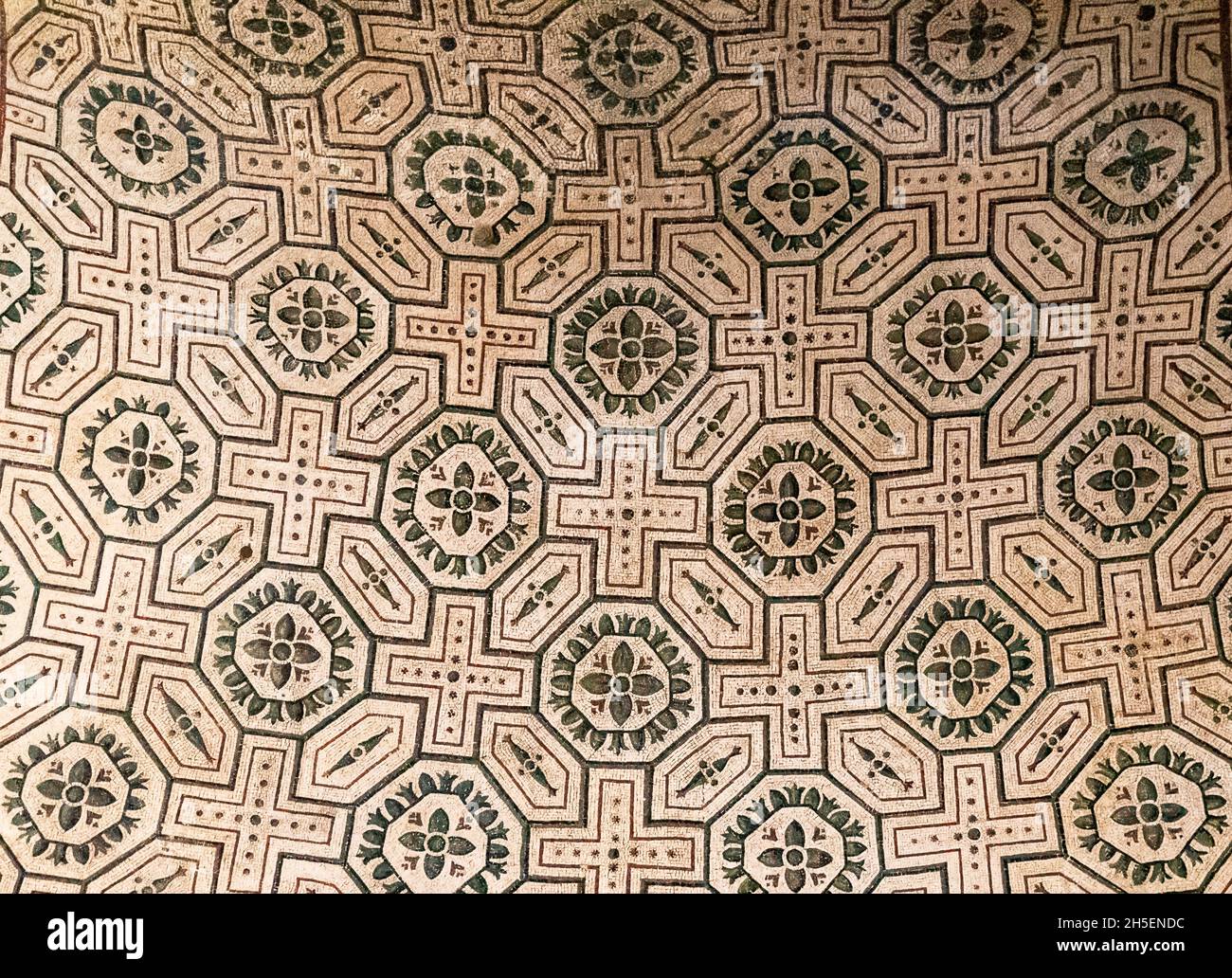 Primo piano su motivi di mosaico che decorano il soffitto di un edificio medievale in Italia Foto Stock