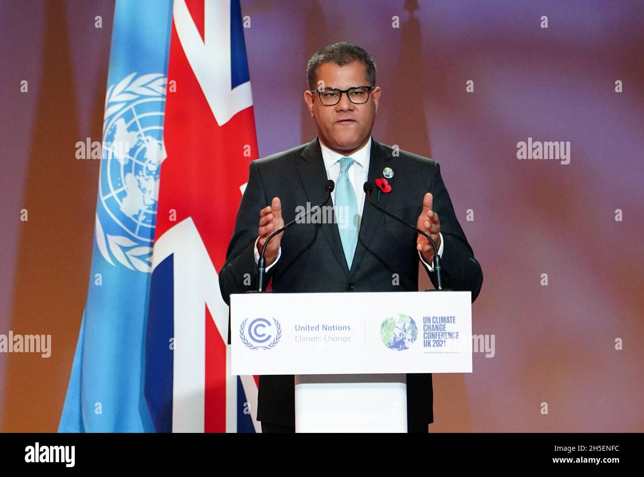 Il presidente della COP 26, Alok Sharma, interviene sul palco durante il vertice Cop26 presso lo Scottish Event Campus (SEC) di Glasgow per l'apertura dell'evento Gender Day. Data foto: Martedì 9 novembre 2021. Foto Stock