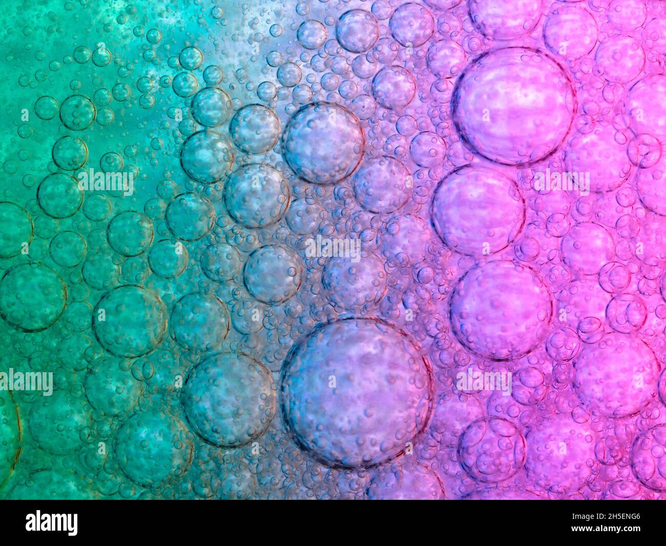 Bolle di olio e sapone in acqua Foto Stock