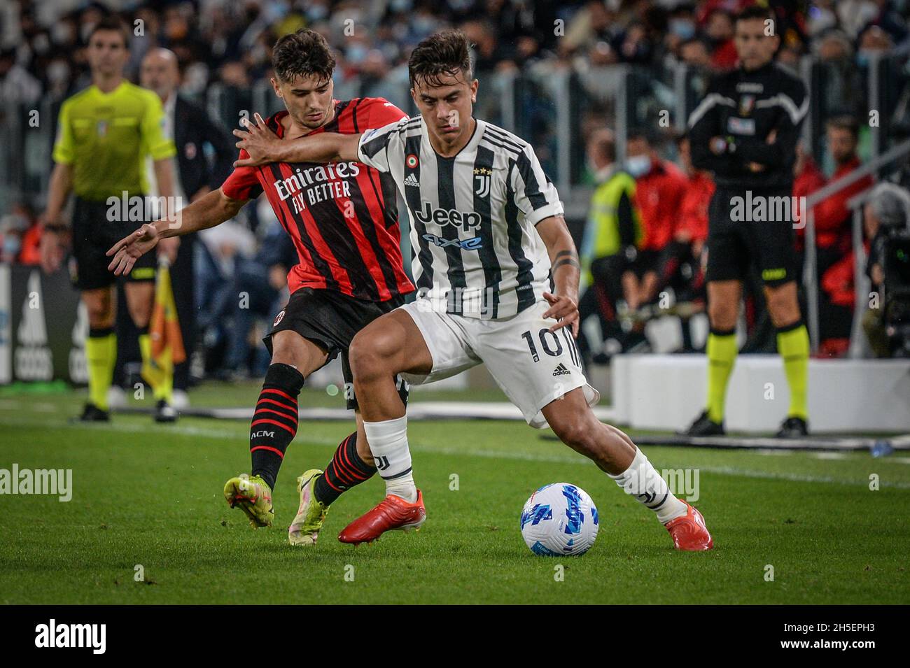 Paulo Dybala della Juventus FC e Brahim Diaz dell'AC Milan e durante la Serie Una partita tra la Juventus FC e l'AC Milan allo Stadio Allianz, a Torino, ON Foto Stock