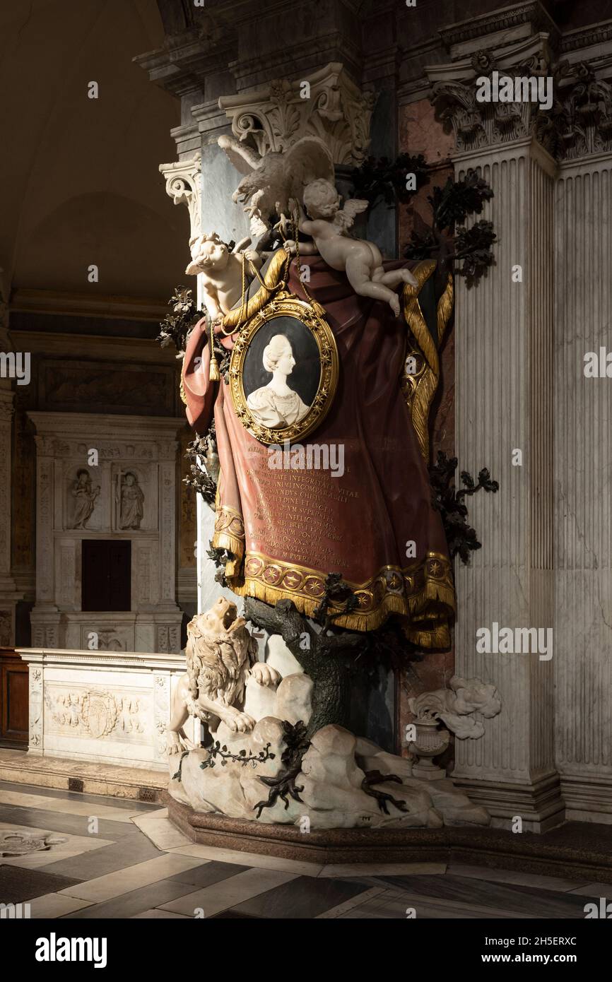 Roma. Italia. Basilica di Santa Maria del Popolo. Monumento funebre barocche (1771) della Principessa Maria Flaminia Odescalchi Chigi, prima moglie di Sigismondo Foto Stock