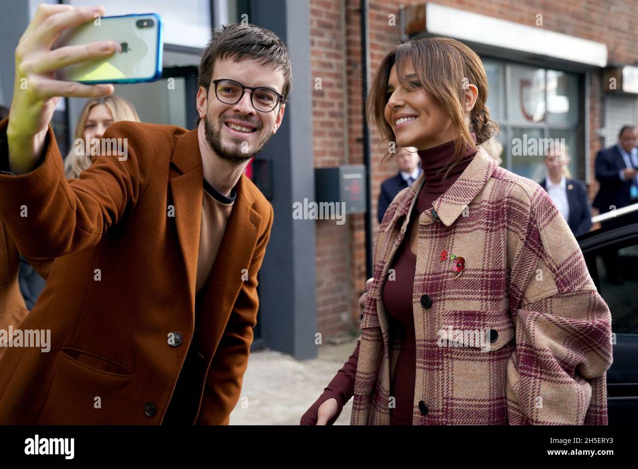 Cheryl Tweedy si ferma per un selfie mentre lascia un incontro con il Principe del Galles, presidente della Prince's Trust, e i giovani locali sostenuti dalla carità al Prince's Trust Cheryl's Trust Center di Newcastle durante una visita a Tyne and Wear. Data foto: Martedì 9 novembre 2021. Foto Stock