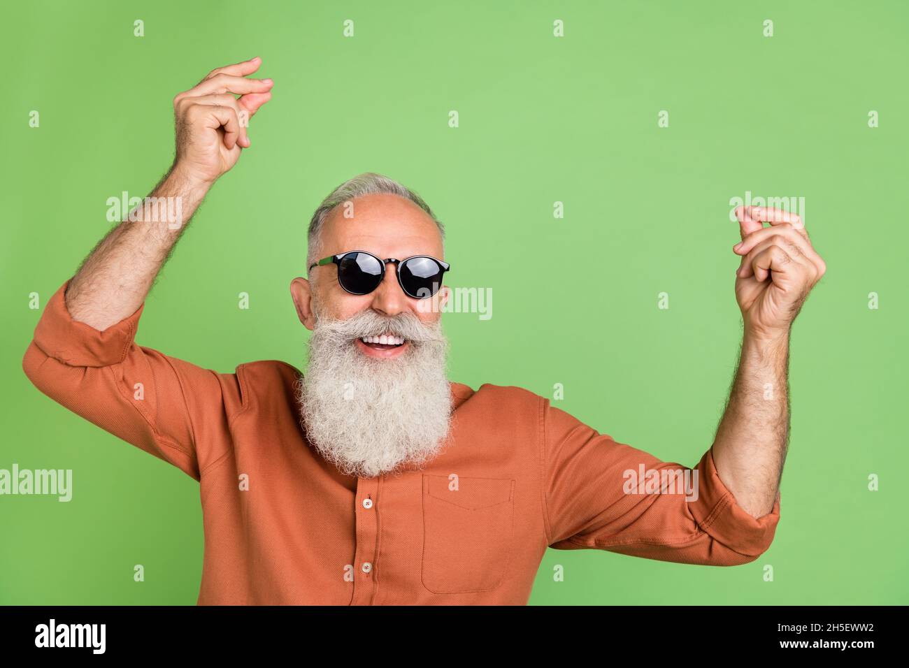 Foto di bell'uomo anziano buon umore ballerino cluber indossare occhiali  curateless isolato su sfondo verde colore Foto stock - Alamy