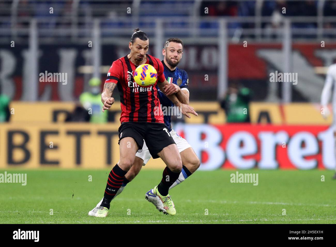 Stefan de Vrij del FC Internazionale e Zlatan Ibrahimovic OFAC di Milano combattono per la palla durante la Serie A match tra AC Milan e FC Internazionale . Foto Stock