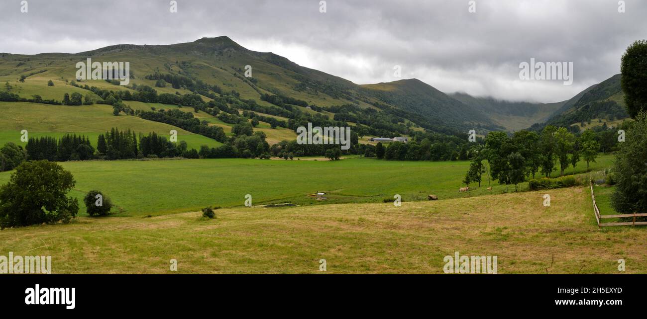 Bellissimo paesaggio con una valle con montagne vulcaniche si estende sotto un cielo sovrastato. Foto Stock