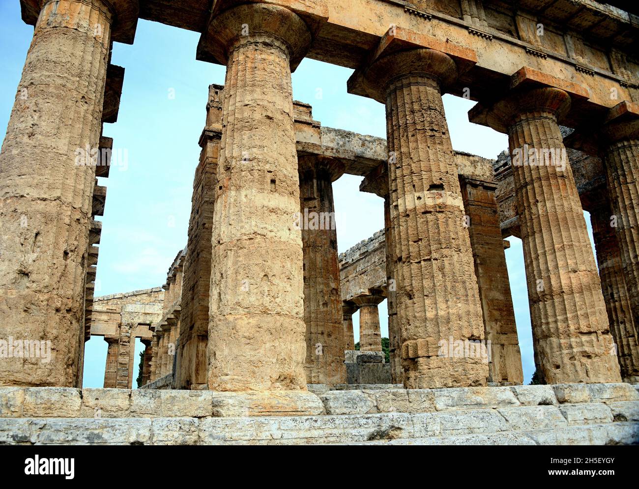 Tempio di Nettuno-Paestum, antica città di Magna Graecia chiamata dai Greci Poseidonia in onore di Poseidone, ma molto devota ad Atena e Hera. Foto Stock
