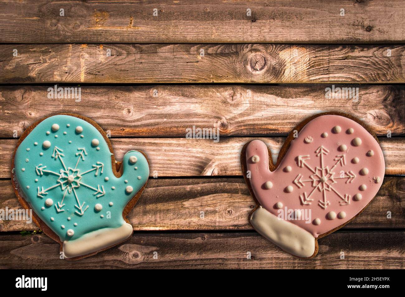 Biscotti di Natale di pan di zenzero su fondo di tavole di legno con spazio di copia Foto Stock