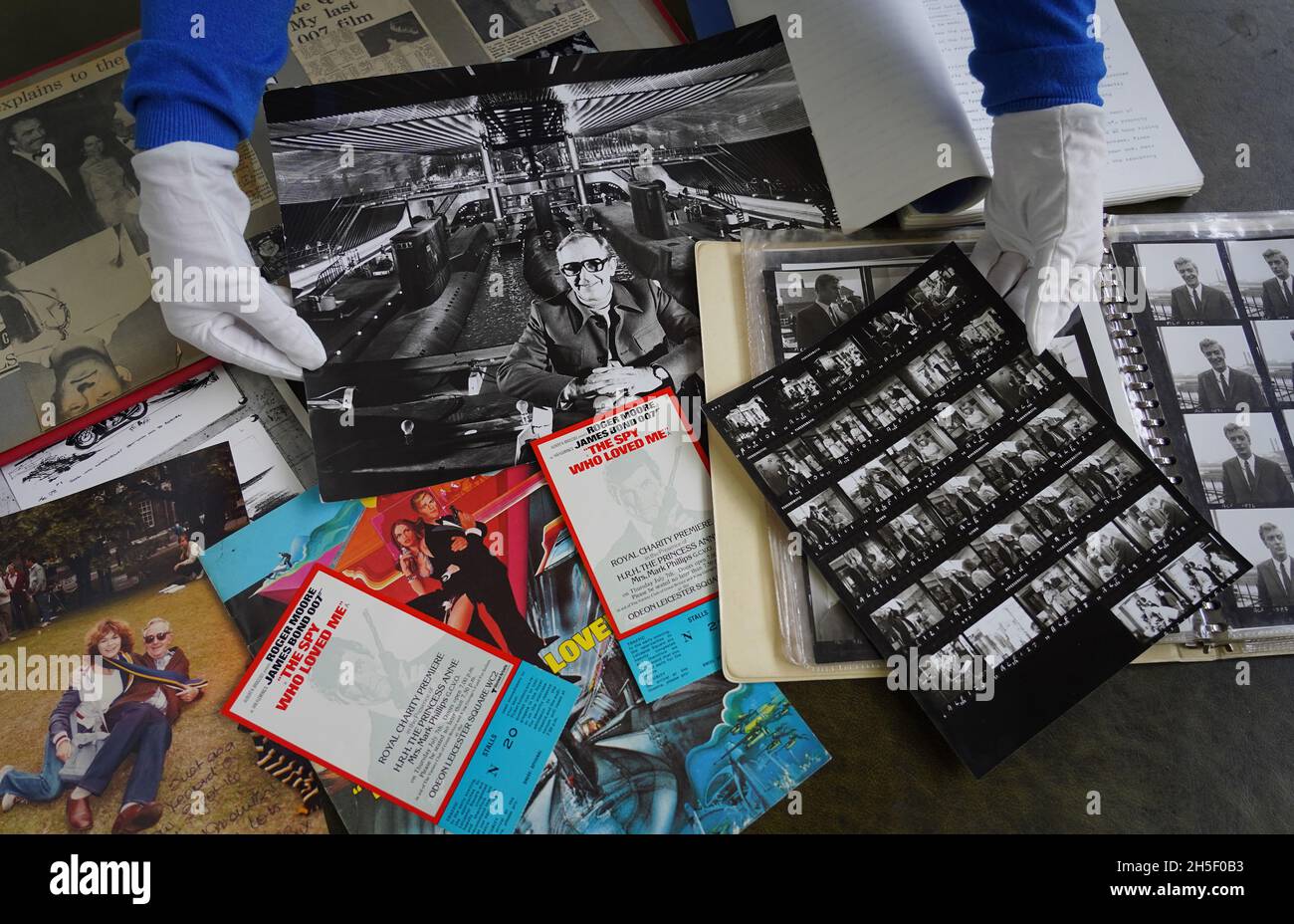 Una panoramica di fotografie, schede di contatto e materiale promozionale tra gli articoli del Lewis Gilbert Film script e produzione Archivio vendita presso la casa d'aste Bellmans a Wisborough Green, West Sussex. Data foto: Martedì 9 novembre 2021. Foto Stock