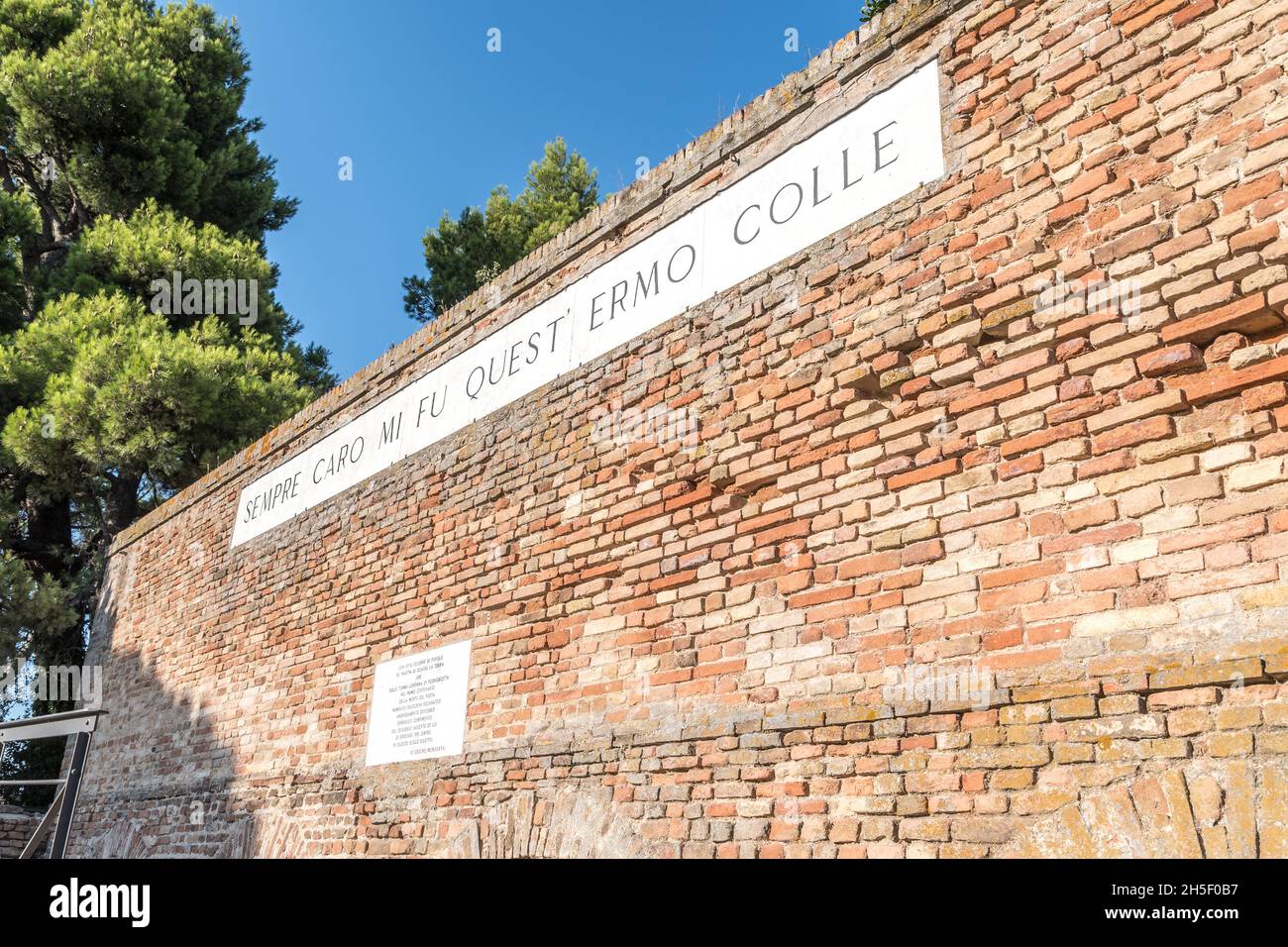 Recanati, Italia - 13 agosto 2021 - celebre parete del poeta Giacomo Leopardi con il testo della sua poesia che significa sempre caro a me è stata questa collina solitaria Foto Stock