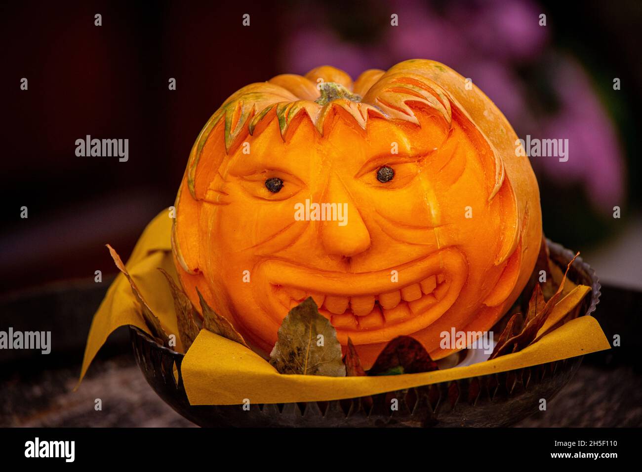 Due meravigliose zucche disegnate per Halloween nelle strade di Matera Italia - MATERA, ITALIA - 30 OTTOBRE 2021 Foto Stock