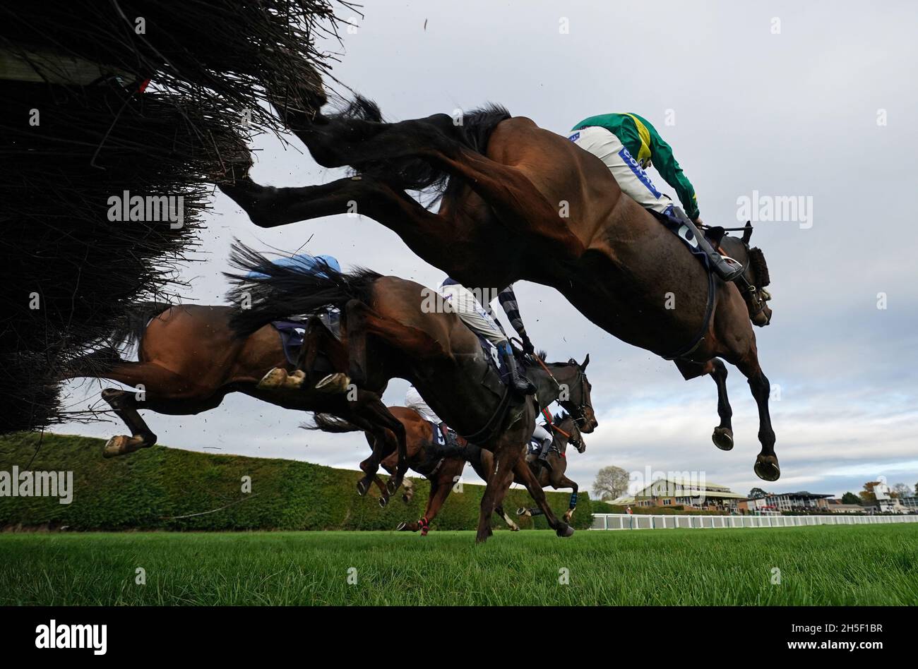 Le profondità nascoste di Tom Scudamore (a destra) celano una recinzione prima di andare a vincere la barriera handicap Hereford Racing Club Novices' all'ippodromo di Hereford. Data foto: Martedì 9 novembre 2021. Foto Stock
