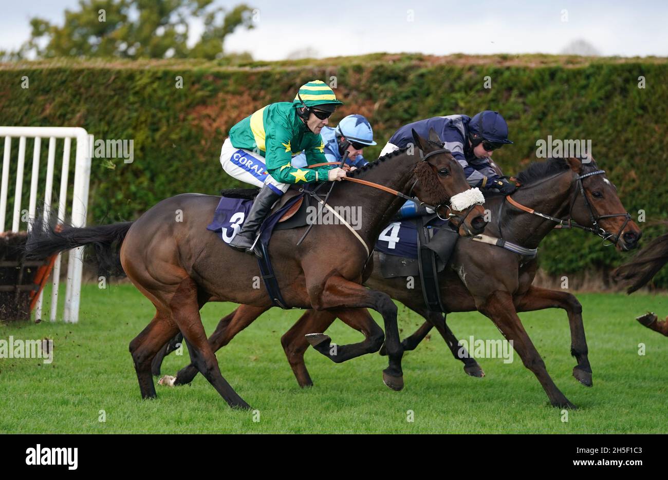 Le profondità nascoste di Tom Scudamore vincono l'handicap hurdle Hereford Racing Club Novices' all'ippodromo di Hereford. Data foto: Martedì 9 novembre 2021. Foto Stock