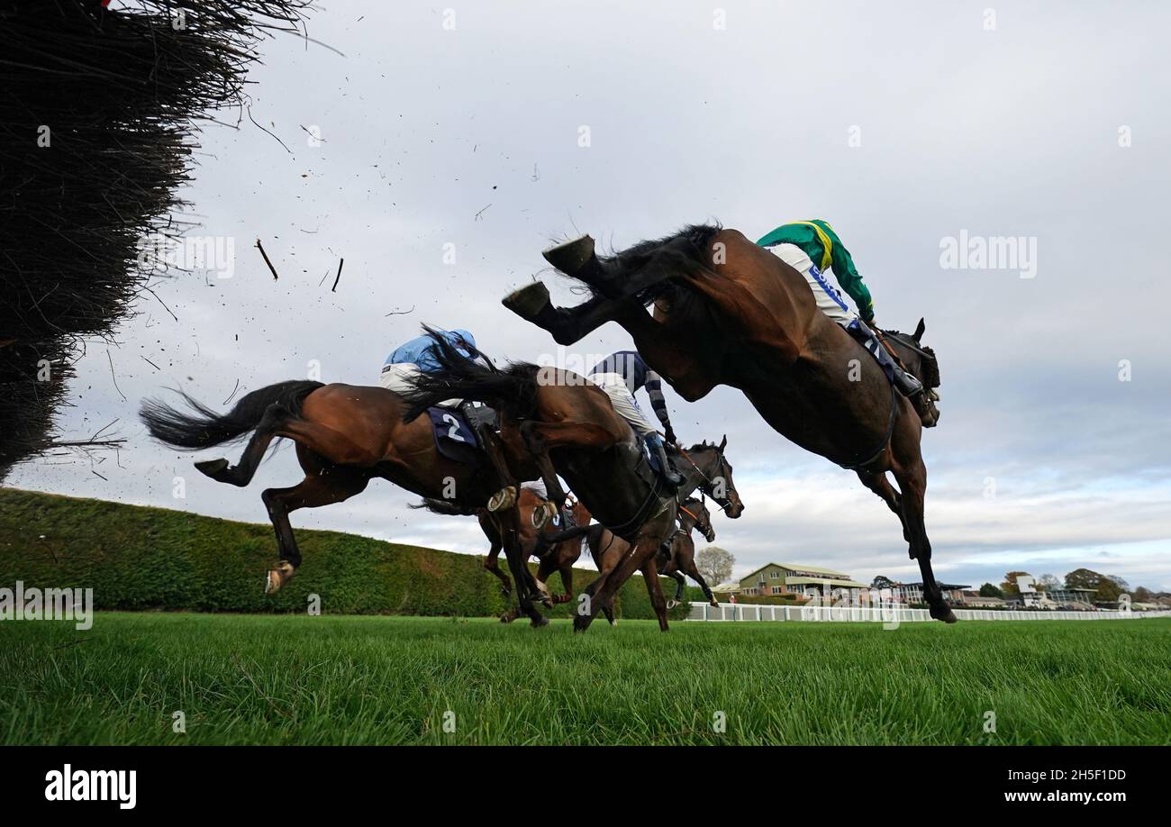 Le profondità nascoste di Tom Scudamore (a destra) celano una recinzione prima di andare a vincere la barriera handicap Hereford Racing Club Novices' all'ippodromo di Hereford. Data foto: Martedì 9 novembre 2021. Foto Stock