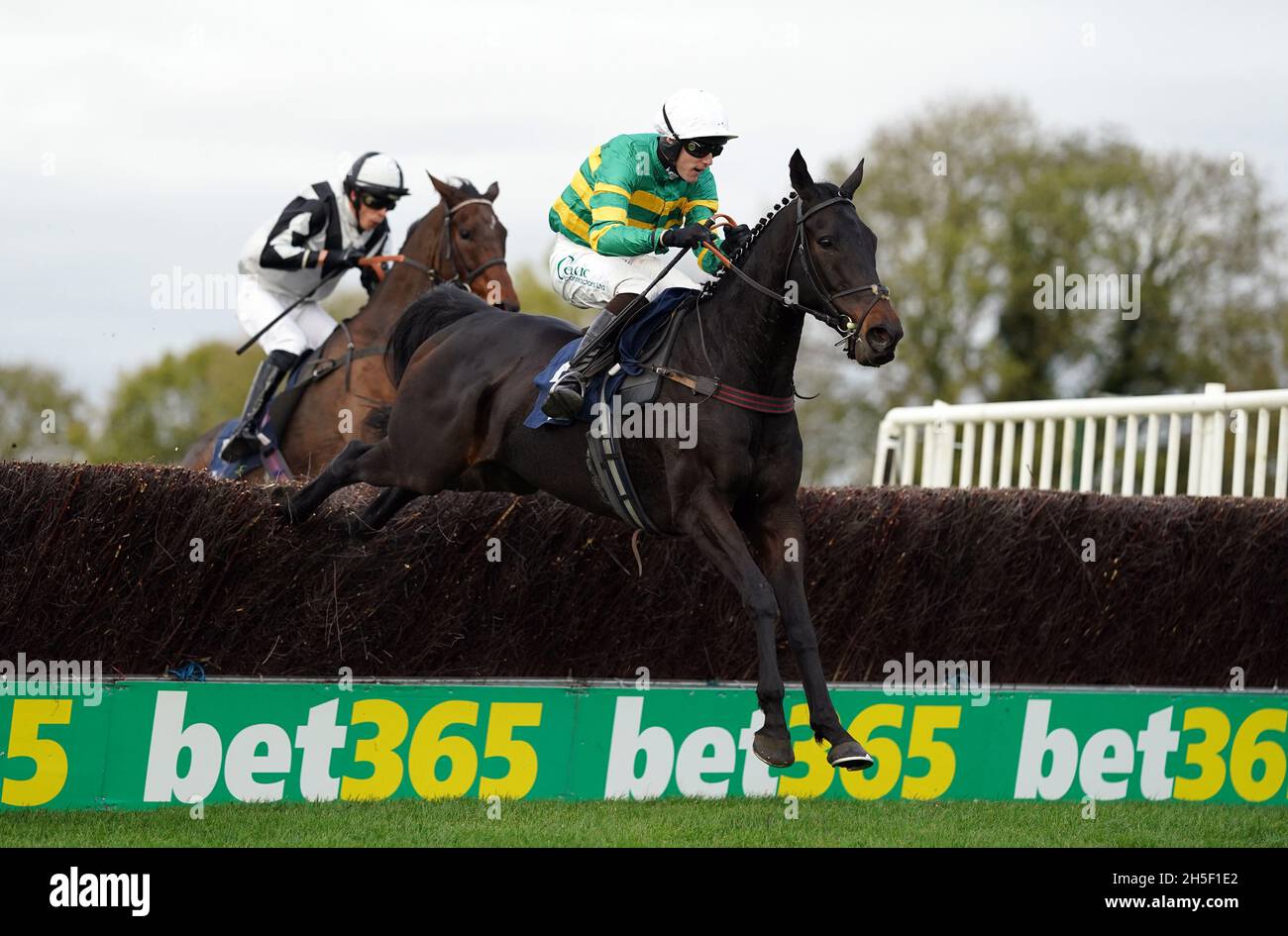 Nessun commento guidato da Sean Houlihan sulla loro strada per vincere la inseguimento handicap dei veterani dei veterani condizionali della TV di corsa all'ippodromo di Huntingdon. Data foto: Martedì 9 novembre 2021. Foto Stock