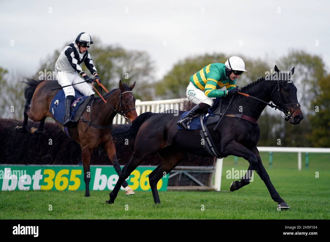 Nessun commento guidato da Sean Houlihan sulla loro strada per vincere la inseguimento handicap dei veterani dei veterani condizionali della TV di corsa all'ippodromo di Huntingdon. Data foto: Martedì 9 novembre 2021. Foto Stock