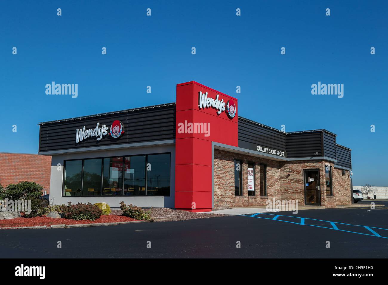 Bloomsburg, Stati Uniti. 7 novembre 2021. A Bloomsburg, Pennsylvania, si trova un ristorante recentemente rinnovato Wendy's. (Foto di Paul Weaver/SOPA Images/Sipa USA) Credit: Sipa USA/Alamy Live News Foto Stock