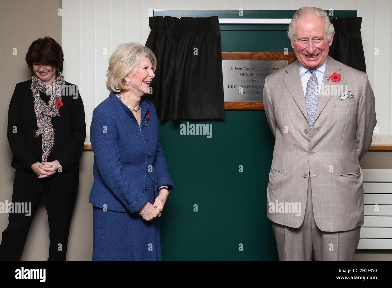 Il Principe di Galles e Dame Margaret Barbour dopo aver svelato una targa durante un tour di J Barbour and Sons Ltd a South Shields, per segnare 100 anni di sostenibilità, durante una visita a Tyne and Wear. Data foto: Martedì 9 novembre 2021. Foto Stock