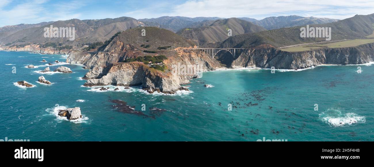 L'Oceano Pacifico si lava sulla splendida spiaggia della California, non lontano a sud di Monterey. La Pacific Coast Highway corre proprio lungo questa regione. Foto Stock